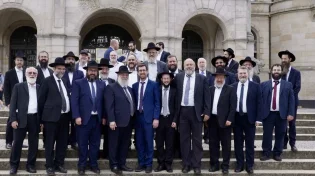 השליח סיפר לרבנים: "רמי לוי חילק מאות זוגות תפילין בגרמניה"