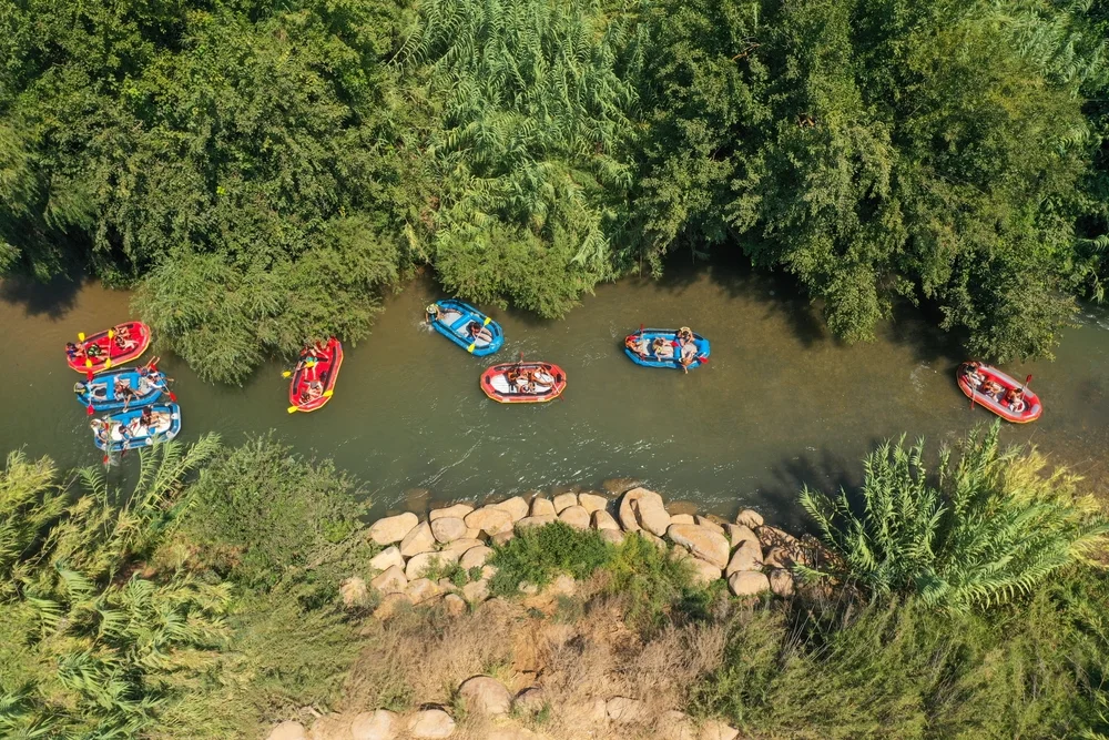 מזעזע: ערבים תקפו בחורי ישיבה באתר הקיאקים מזעזע: ערבים תקפו בחורי ישיבה באתר הקיאקים