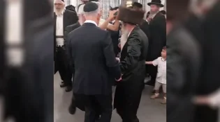 מה עשה ראש המוסד בלב מעגל הריקודים של החתונה החרדית?
