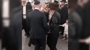 מה עשה ראש המוסד בלב מעגל הריקודים של החתונה החרדית?