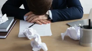 מרגישים עייפות? מקבץ טריקים לתחושת ערנות תוך זמן קצר