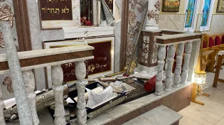 תיעוד קשה: אלמונים השחיתו ספרי תורה בבית כנסת באשדוד
