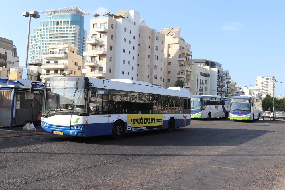 האלימות בכבישים: נהג אוטובוס הותקף לאחר שהעיר לנהג רכב פרטי 