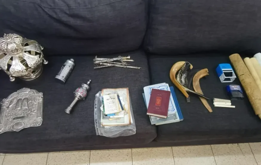 תושב תל אביב נעצר בחשד לגניבת תשמישי קדושה מבית כנסת ביפו תושב תל אביב נעצר בחשד לגניבת תשמישי קדושה מבית כנסת ביפו