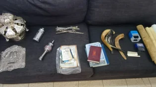 תושב תל אביב נעצר בחשד לגניבת תשמישי קדושה מבית כנסת ביפו 