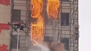 ניסוי מטורף בסין: בנין בוער ורחפני כיבוי. צפו