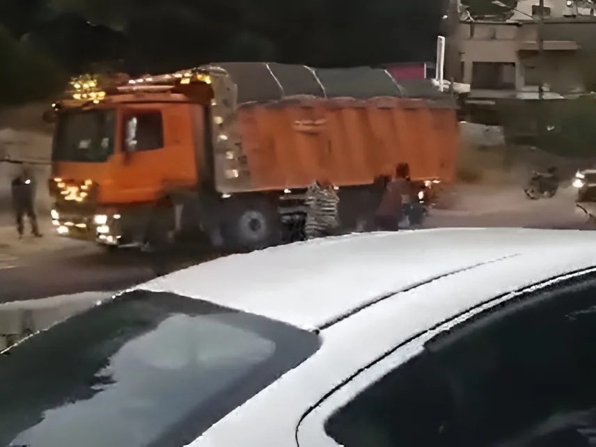 המשאית שהתהפכה משגעת את לבנון. צפו המשאית שהתהפכה משגעת את לבנון. צפו