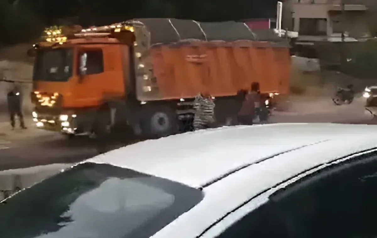 המשאית שהתהפכה משגעת את לבנון. צפו המשאית שהתהפכה משגעת את לבנון. צפו