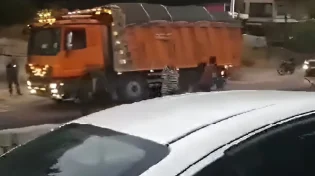 המשאית שהתהפכה משגעת את לבנון. צפו