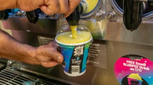 אזהרה חמורה בארה"ב: זו הסיבה שפעוטות לא יכולים לשתות ברד 