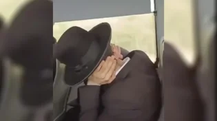 שורף את הרשת והלב: נשות המחאה שרות מול חרדים באוטובוס