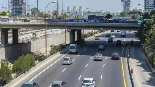 משאית פגעה בגשר, נתיבים נחסמו באיילון: "זה סוד ההצלחה בחיים"