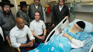 ראש העיר ניו יורק בביקור מפתיע אצל הרבי ממאה שערים