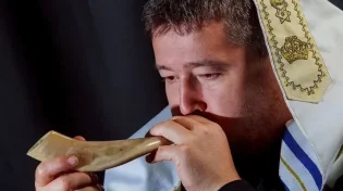 איך בוחרים חזן לימים הנוראים? והאם מותר לו ליטול שכר?