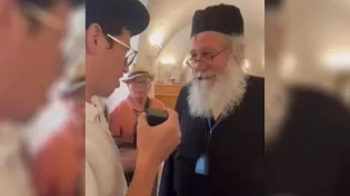 כזה עוד לא ראיתם: הכומר התגלה כיהודי והניח תפילין 