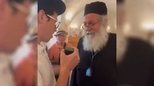 כזה עוד לא ראיתם: הכומר התגלה כיהודי והניח תפילין