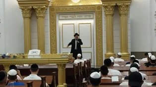 פותחים את הסליחות בחולון: מאות בני נוער הגיעו