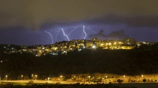 החורף הגיע? גשם ורוחות סערה בצפון - צפו
