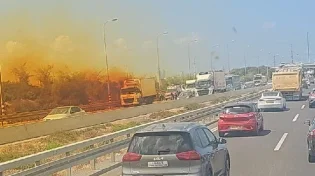 יבנה: צירי תנועה נחסמו בעקבות דליפה של חומצה מסוכנת ממשאית