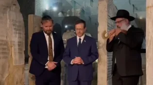 צפו: הנשיא הרצוג בתפילה מרגשת אצל החתם סופר