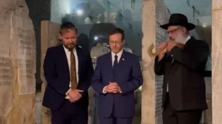 צפו: הנשיא הרצוג בתפילה מרגשת אצל החתם סופר