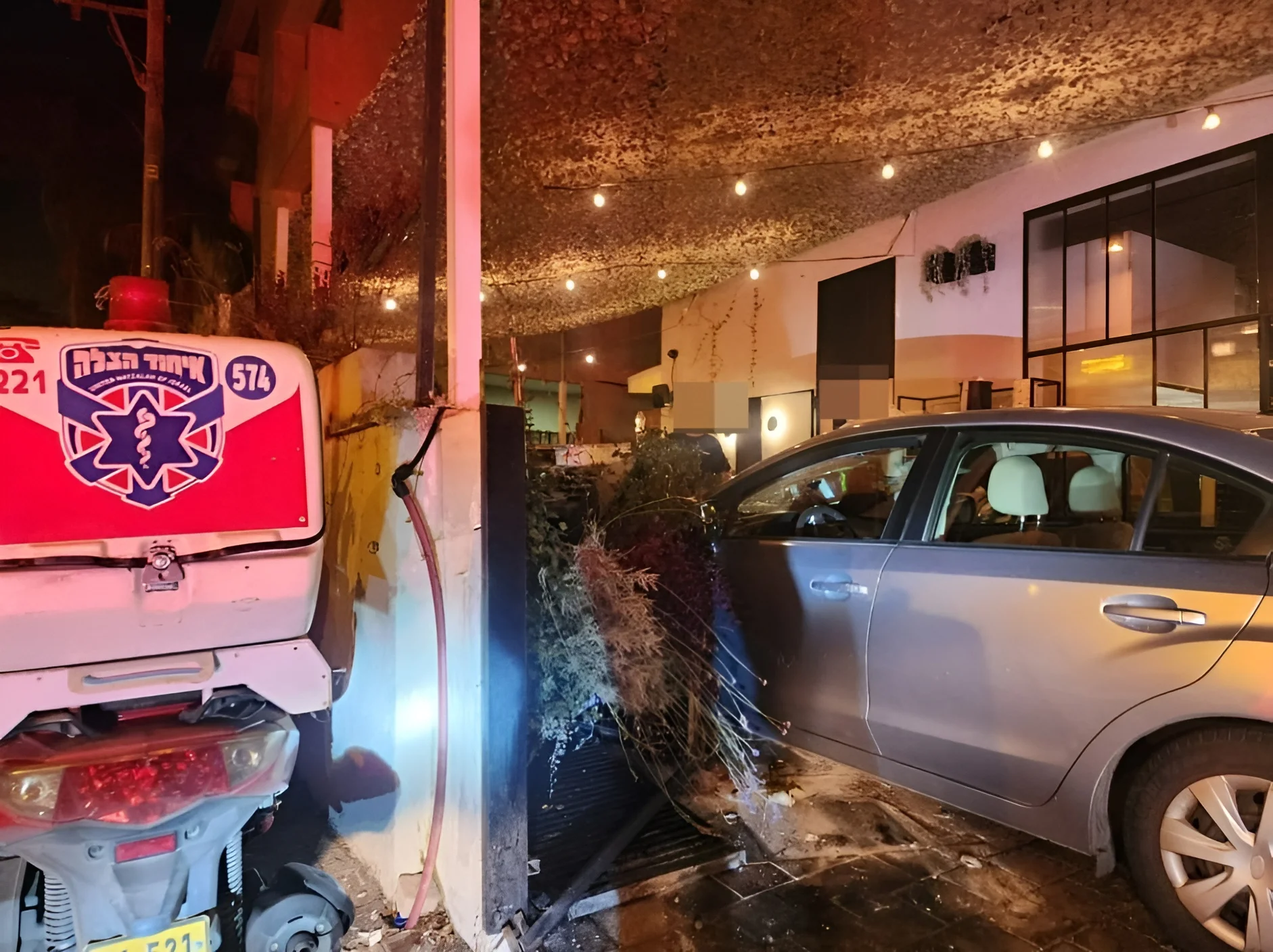 גבעתיים: נהג התנגש בבית עסק לאחר שאיבד שליטה. שלושה נפצעו גבעתיים: נהג התנגש בבית עסק לאחר שאיבד שליטה. שלושה נפצעו