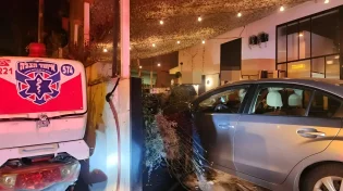 גבעתיים: נהג התנגש בבית עסק לאחר שאיבד שליטה. שלושה נפצעו 