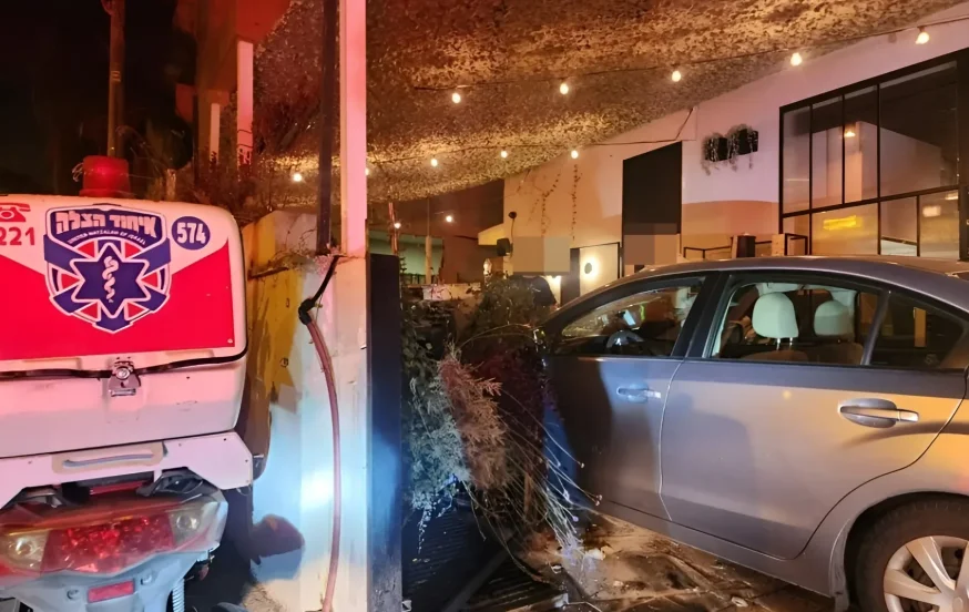 גבעתיים: נהג התנגש בבית עסק לאחר שאיבד שליטה. שלושה נפצעו גבעתיים: נהג התנגש בבית עסק לאחר שאיבד שליטה. שלושה נפצעו