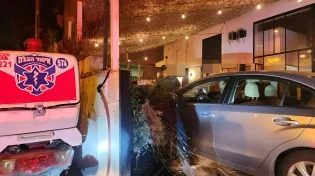 גבעתיים: נהג התנגש בבית עסק לאחר שאיבד שליטה. שלושה נפצעו