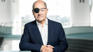 "מחכה לממים": קנצלר גרמניה עוטה רטייה לאחר שנפל