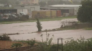 סופה עזה פקדה את יוון, רכבים נסחפו לים