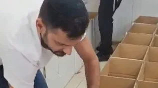 רץ ברשת: אלירז שדה הגיע לעזור בחלוקת המצרכים של "יביע אומר"