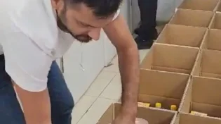 רץ ברשת: אלירז שדה הגיע לעזור בחלוקת המצרכים של "יביע אומר"