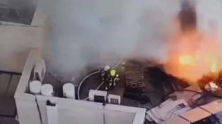 פחד: אש פרצה בגג הקומה השביעית בבניין החרדי&nbsp;