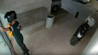 תיעוד מחריד בחריש: שליח מזון נתפס תולש מזוזה ומשליכה לפח