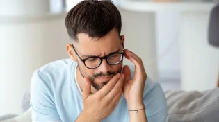 כאב חזק בשיניים? הנה כמה תרופות סבתא העשויות להקל