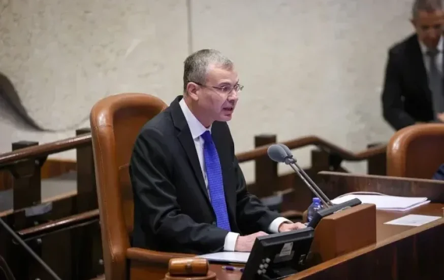 שר המשפטים חולץ מביתו לאחר שמפגינים חסמו את דרכו שר המשפטים חולץ מביתו לאחר שמפגינים חסמו את דרכו