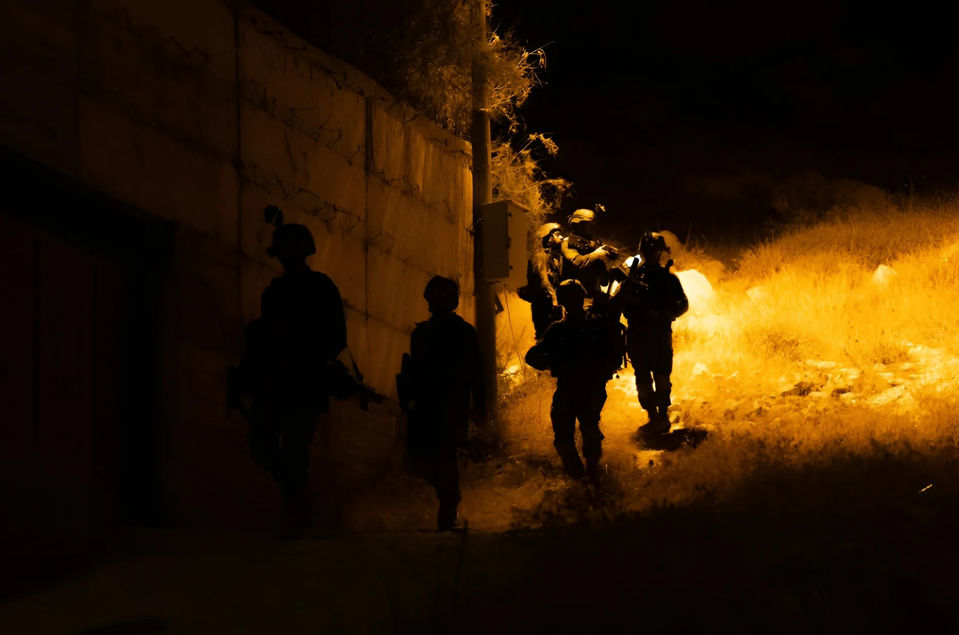 לילה דרמטי: פיגוע ירי והשלכת מטען. צה"ל עצר מבוקשים