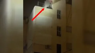 תיעוד מפחיד: מחבל זורק בלון גז מהגג על חיילים