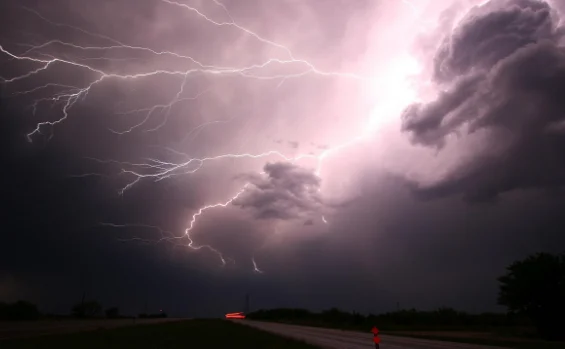 מקסיקו: שני הרוגים מפגיעת ברק בחוף הים