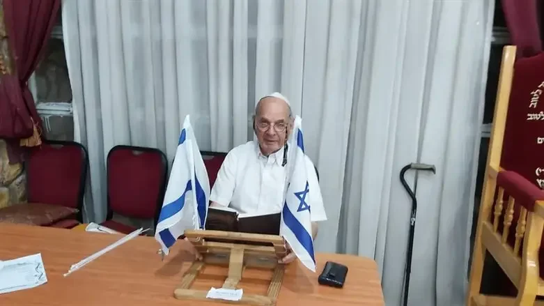 "והדרת פני זקן": המתפלל הוותיק הפך לנשיא בית הכנסת הגדול