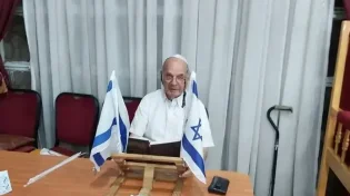 "והדרת פני זקן": המתפלל הוותיק הפך לנשיא בית הכנסת הגדול