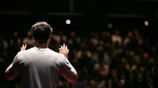 גוי גמור: אחד המנטורים הגדולים בעולם שומר את העיניים שלו