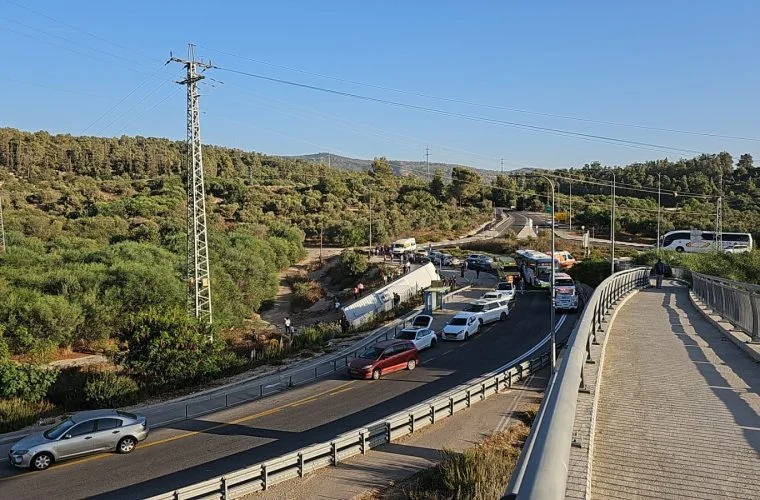 בית שמש: אוטובוס תלמידים התהפך, 12 פצועים פונו