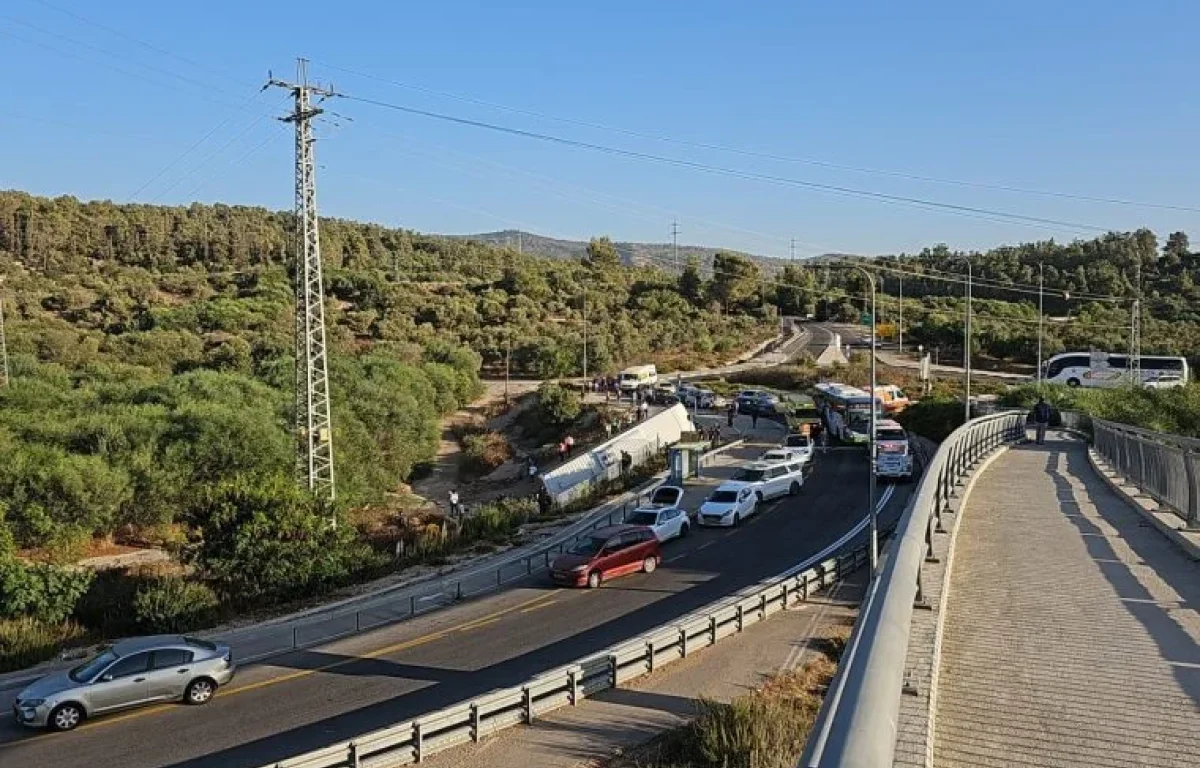 בית שמש: אוטובוס תלמידים התהפך, 12 פצועים פונו