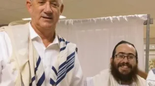 לאחר הביקורת: גנץ משנה עמדה ומגנה את ההתפרעות בכיפור