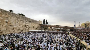 אלפים פקדו את רחבת הכותל והשתתפו בברכת הכהנים
