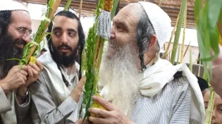 שמחת החג בסוכה של הרב ארוש