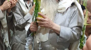 שמחת החג בסוכה של הרב ארוש