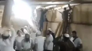 הקמת סוכה ענקית תוך דקות בקבר יוסף